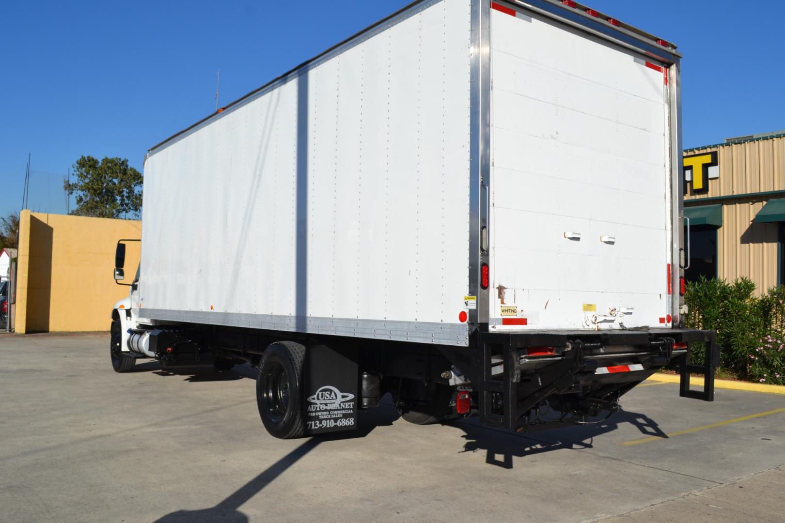 2016 WHITE /BLACK INTERNATIONAL 4300 with an CUMMINS ISB 6.7L 220HP engine, ALLISON 2100HS AUTOMATIC transmission, located at 9172 North Fwy, Houston, TX, 77037, (713) 910-6868, 29.887470, -95.411903 - 25,999LB GVWR NON CDL, 26FT BOX, 13'6FT CLEARANCE, HEIGHT 103" X WIDTH 102", AIR RIDE , DUAL 40 GALLON FUEL TANKS, CRUISE CONTROL, COLD A/C , - Photo#5